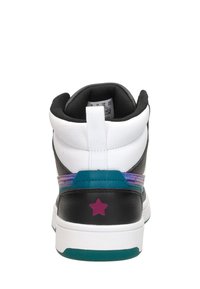 Hoge sneakers met een zwart leren bovenwerk, witte kraag, paarse en turquoise accenten, en een roze sterdetail op de hiel.