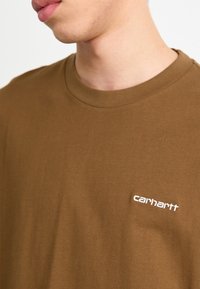Carhartt WIP SCRIPT EMBROIDERY - T-shirts basic - lumber/white