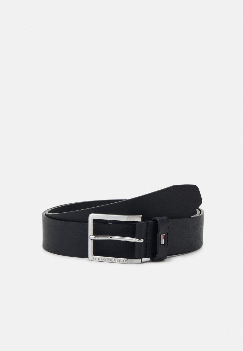 Cintura in pelle nera con una texture liscia, dotata di una fibbia in metallo argentato e dettaglio del logo in rilievo. Design semplice, forma funzionale e lunghezza regolabile.