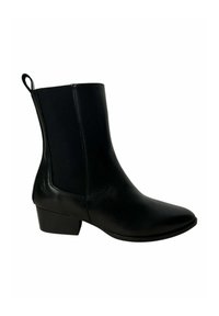 Bota de cuero negro hasta el tobillo con punta afilada, tacón bajo y bloque, y paneles laterales elásticos. Cuenta con una lengüeta en la parte trasera para facilitar su puesta.