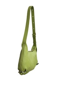 Borsa a tracolla verde in pelle con superficie testurizzata, tracolla singola regolabile e chiusura superiore con zip. Piccole decorazioni in metallo visibili.