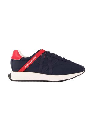 Marineblauer Sneaker mit weißer Sohle, roter Ferse und Riemen mit der Aufschrift Armani Exchange an der Seite, von außen gezeigt.