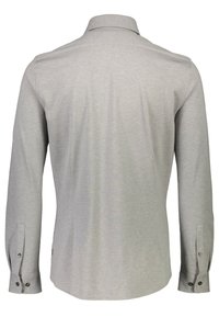 Maglietta a maniche lunghe grigia chiara con colletto button-down, orlo dritto e decorazioni con bottoni neri sui polsini e sul listino. Tessuto dalla trama liscia.