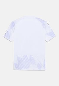 Hvit treningstrøye med lyse lilla skråstriper, kortermet og rund hals. Har en glatt tekstur og subtile mønstre.