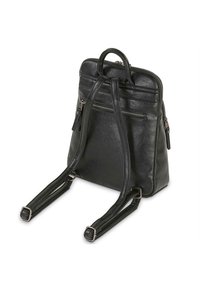 Mochila de imitación de cuero negra con dos correas ajustables, asa superior, bolsillo con cremallera en la parte frontal y acabado texturizado. Diseño inteligente y funcional.