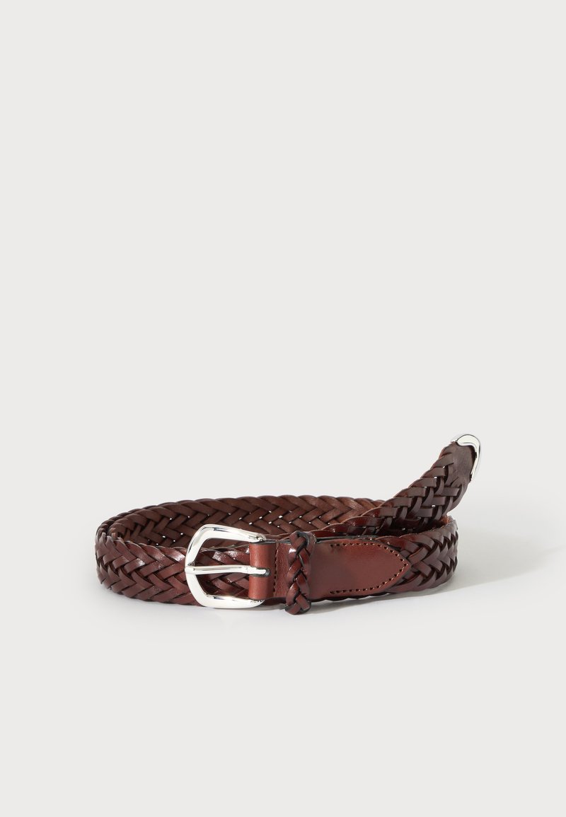Ceinture en cuir tressé marron avec boucle rectangulaire argentée, photographiée enroulée sur un fond gris clair.