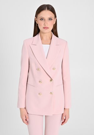 Blazer doppiopetto in morbido tessuto rosa, con bottoni dorati, rever a punta e tasche frontali discrete per un look sartoriale.