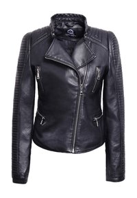 Giubbotto in pelle nera da motociclista con dettagli trapuntati sulle spalle, molteplici tasche con zip e un design corto con colletto rialzato.