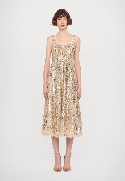Goldene Paillettenrobe mit tailliertem Oberteil und schwingendem Rock. Sie verfügt über einen runden Halsausschnitt und eine mehrlagige Tüllunterlage für zusätzliches Volumen.