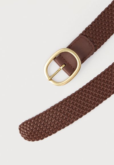 Ceinture en cuir tressé brun avec une boucle dorée rectangulaire arrondie sur fond blanc.