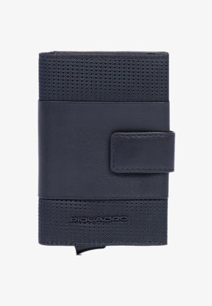 Portafoglio blu navy in pelle e tessuto strutturato, con chiusura a scatto, design sicuro e logo del marchio in rilievo alla base.