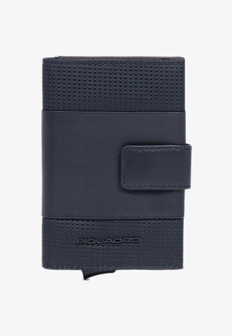 Marineblaue Brieftasche aus Leder und strukturiertem Stoff, mit einem Druckknopfverschluss, einem sicheren Design und einem geprägt eingravierten Markenlogo am Boden.