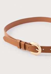 Curea maro din piele, cu o cataramă rotundă aurie, având o textură netedă și un design simplu. Reglabilă cu mai multe găuri pentru ajustare.