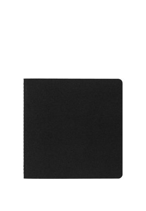 Portafoglio bifold in pelle nera con angoli arrotondati mostrato chiuso su sfondo bianco.