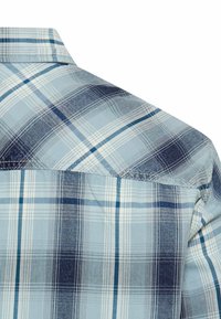 Blau kariertes Hemd mit Kragen. Der Stoff zeigt ein Karomuster in verschiedenen Blau- und Weißtönen sowie Dunkelblau. Strukturierte Oberfläche.