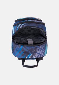 Zaino con un motivo astratto blu scuro e turchese, dotato di un ampio scomparto principale con zip e un interno in tessuto texturizzato.