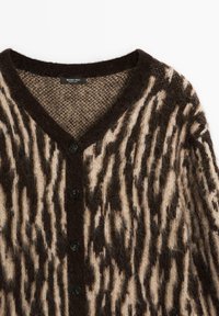 Cardigan a righe marroni e crema con scollatura a V, caratterizzato da un lavoro a maglia testurizzato e cinque bottoni neri sul davanti.