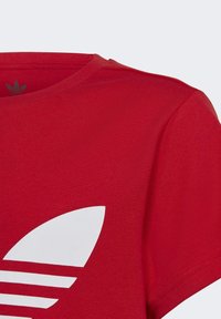 adidas Originals TREFOIL TEE-JUNIOR - Apdrukāts T-krekls - red