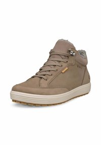Bruine suède hoge sneakers met een zachte binnenvoering, voorzien van ronde veters, een rubberen zool en een klein logodetail aan de zijkant.