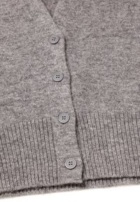 Grau gestrickte Damenjacke mit einem gerippten Saum und sechs runden grauen Knöpfen an der Vorderseite. Weicher Stoff mit einem dezenten Muster.