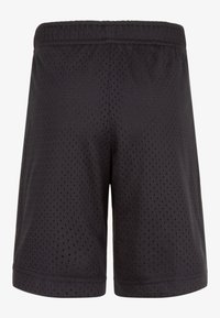 Pantaloni scurți atletici negri, realizați dintr-un material de plasă texturat și respirabil, având o talie elastică strâmtă și margini tivite.