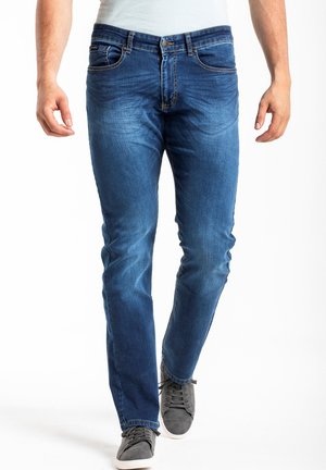 Jean en denim bleu avec une coupe droite classique, un design à cinq poches, un léger délavage et terminé par une fermeture à bouton et des passants de ceinture.