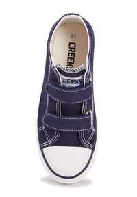 Sneaker in tela blu con due cinturini in Velcro, punta in gomma bianca e cuciture bianche a contrasto sulla tomaia. Taglia 31 stampata all'interno.