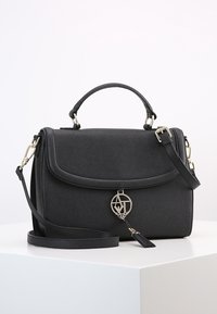 Svart syntetiskt läderhandväska med en strukturerad design, överhandtag, avtagbar axelrem och detaljer i guldton. Har en logocharm och klaffstängning.