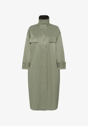 Hosszú olívazöld kabát magas gallérral, két lehajtós mellzsebbel, hosszú ujjakkal, gombos mandzsettákkal és rejtett elülső záródással.