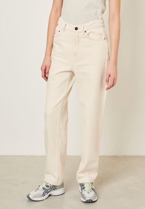 Beige high-waisted jeans van katoen denim, met een rechte pijp, vijf zakken en een enkele knoopsluiting.