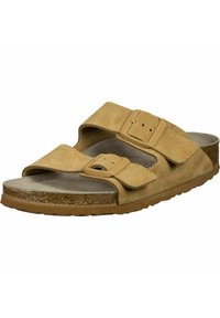 Infradito in suede marrone con due cinghie regolabili con fibbie, un plantare sagomato e una suola in gomma testurizzata.