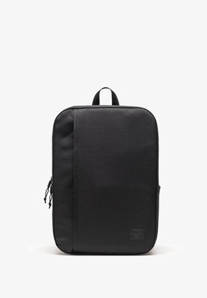 Mochila negra hecha de tela resistente, con forma rectangular, asa superior, cierre de cremallera y bolsillo lateral. Diseño minimalista.