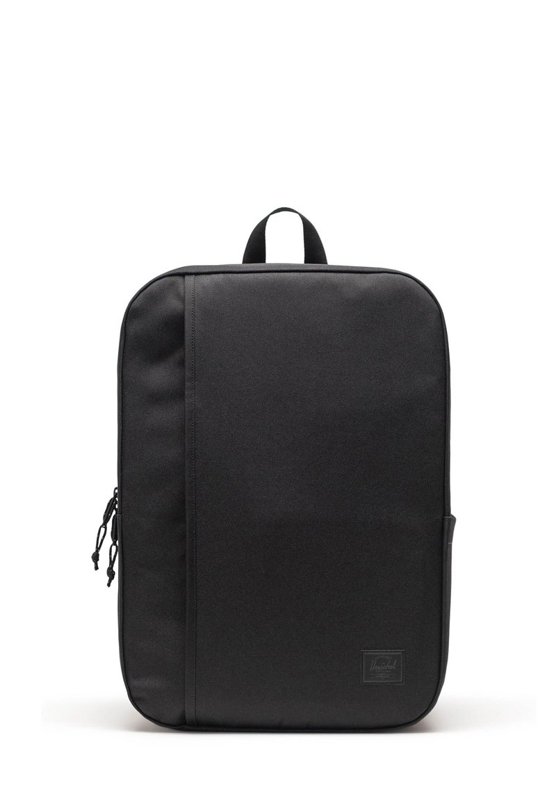 Schwarzer Rucksack aus robustem Stoff, mit rechteckiger Form, Oberhandgriff, Reißverschluss und Seitentasche. Minimalistisches Design.