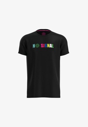 Camiseta negra de manga corta con texto colorido "NO SIGNAL" en el pecho, con un símbolo circular verde que reemplaza la "O" en NO.