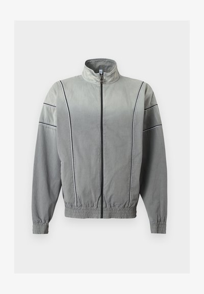Ανοιχτό γκρι μπουφάν με φερμουάρ και ψηλό γιακά, ελαστικά μανσέτες και κάτω μέρος, με κάθετες και οριζόντιες μαύρες λεπτομέρειες σε γραμμή στο μπροστινό μέρος και τα μανίκια.