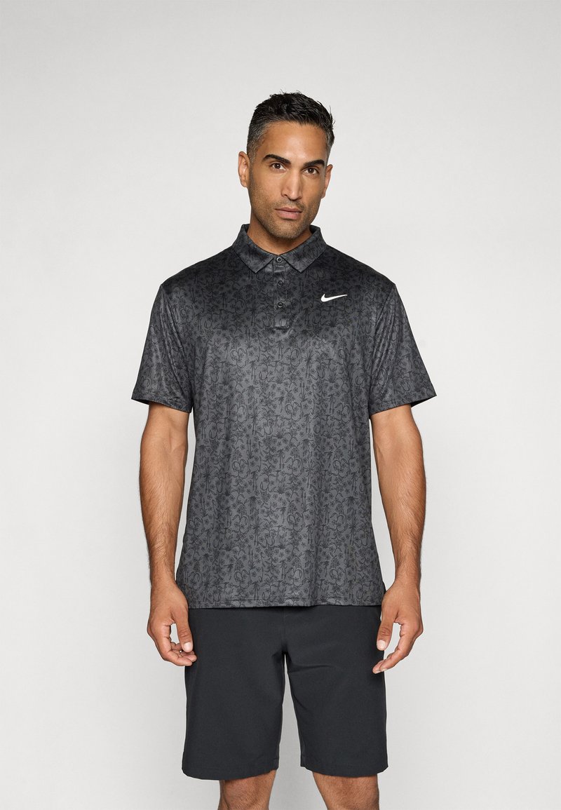 Černé polo tričko s texturovaným květinovým vzorem, krátkými rukávy a límečkem. Na levé horní části hrudi je bílé logo Nike.