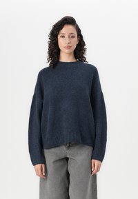 Vero Moda VMBOOM O NECK   - Strickpullover - navy blazer