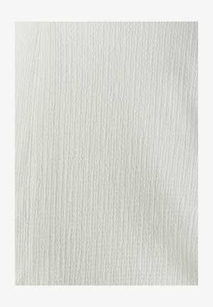 Biely textúrovaný materiál s rebrovaným vzorom, na ktorom sú jemné línie prebiehajúce vertikálne. Povrch sa zdá byť jemný a mierne vyvýšený.