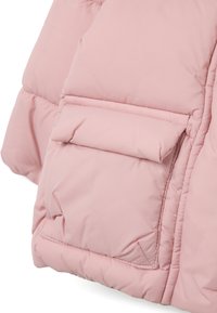 Giacca imbottita di un delicato rosa con una tasca frontale visibile. Presenta un tessuto liscio e un design trapuntato per isolamento e calore.