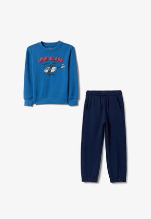 Blaues Sweatshirt mit "LONG ISLAND"-Schriftzug und Hubschrauber-Grafik, kombiniert mit marineblauen Jogginghosen mit Kordelzugbund und elastischen Bündchen.