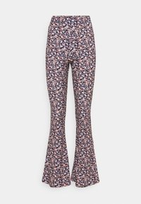 Utsvängda blommiga byxor med resårmidja, med en marinblå bakgrund och rosa, vita och gröna blommönster överallt.