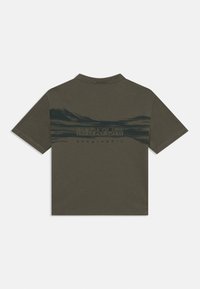 Olivengrønn bomull T-skjorte med kort erme, med et grafisk design av fjell og "Napapijri Geographic"-logoen i mørk trykk på baksiden.