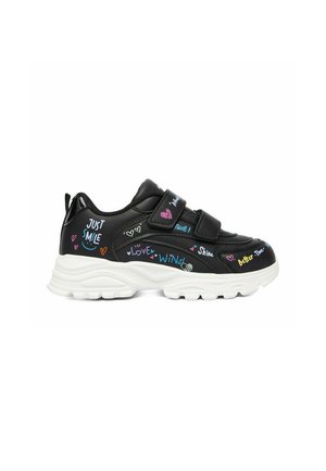 Czarny sneaker z białą podeszwą, dwie paski na rzepy, ozdobiony kolorowymi słowami i serduszkami, w tym "Just Smile" i "Love Wind."