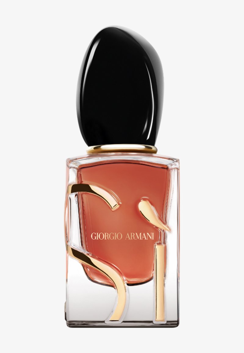 Klar glas parfume flaske med ravfarvet væske, sort afrundet låg og gyldne dekorative accenter med teksten Giorgio Armani.