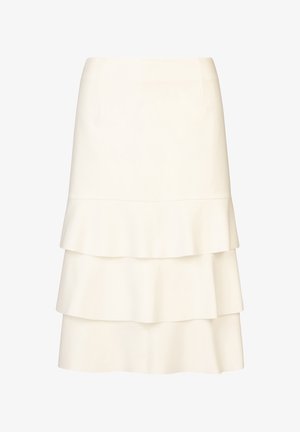 Witte gelaagde rok met drie ruches, licht uitlopende vorm, gladde textuur en een aansluitende taille. Geen zichtbare sluitingen of patronen.