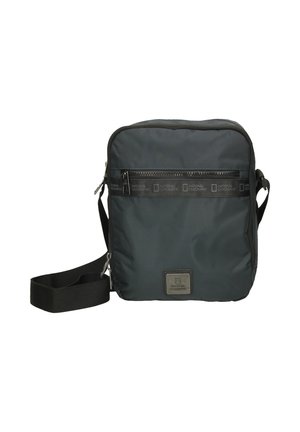 Schwarz Nylon Umhängetasche mit einem Reißverschluss-Frontfach, verstellbarem Gurt und Logo-Patch. Kompakte quadratische Form, elegantes Design.