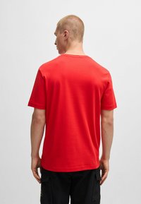 BOSS T-shirt med print - open red five