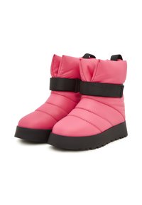 Rózsaszín, párnázott téli csizma fekete vastag talppal és állítható fekete hevederekkel a bokán.