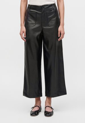 DKNY, HIGH RISE CROPPED WIDE LEG PANT BUTTON CLOSURE - Pantalones - black