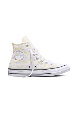 High-Top-Leinenschuh mit weißem und hellgelbem Blumenmuster, weißen Schnürsenkeln und Gummisohle mit schwarzen Streifen.